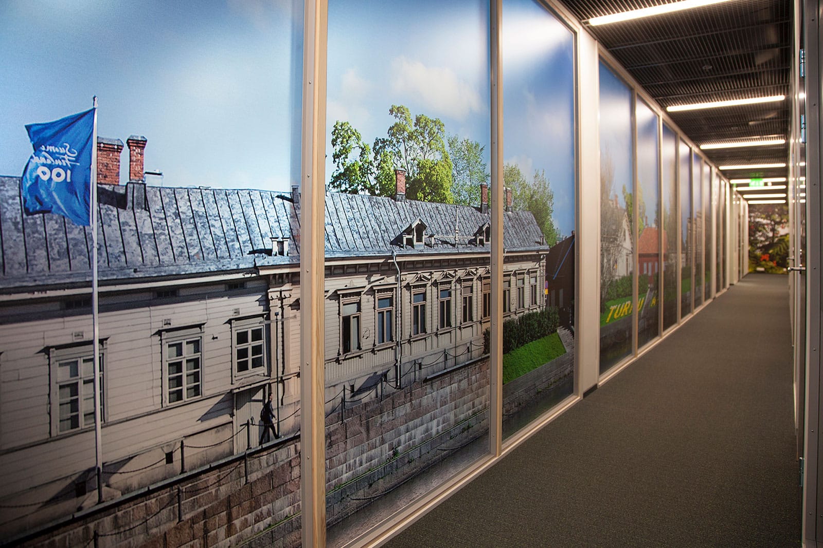 valokuvatulosteella teipatut isot ikkunat