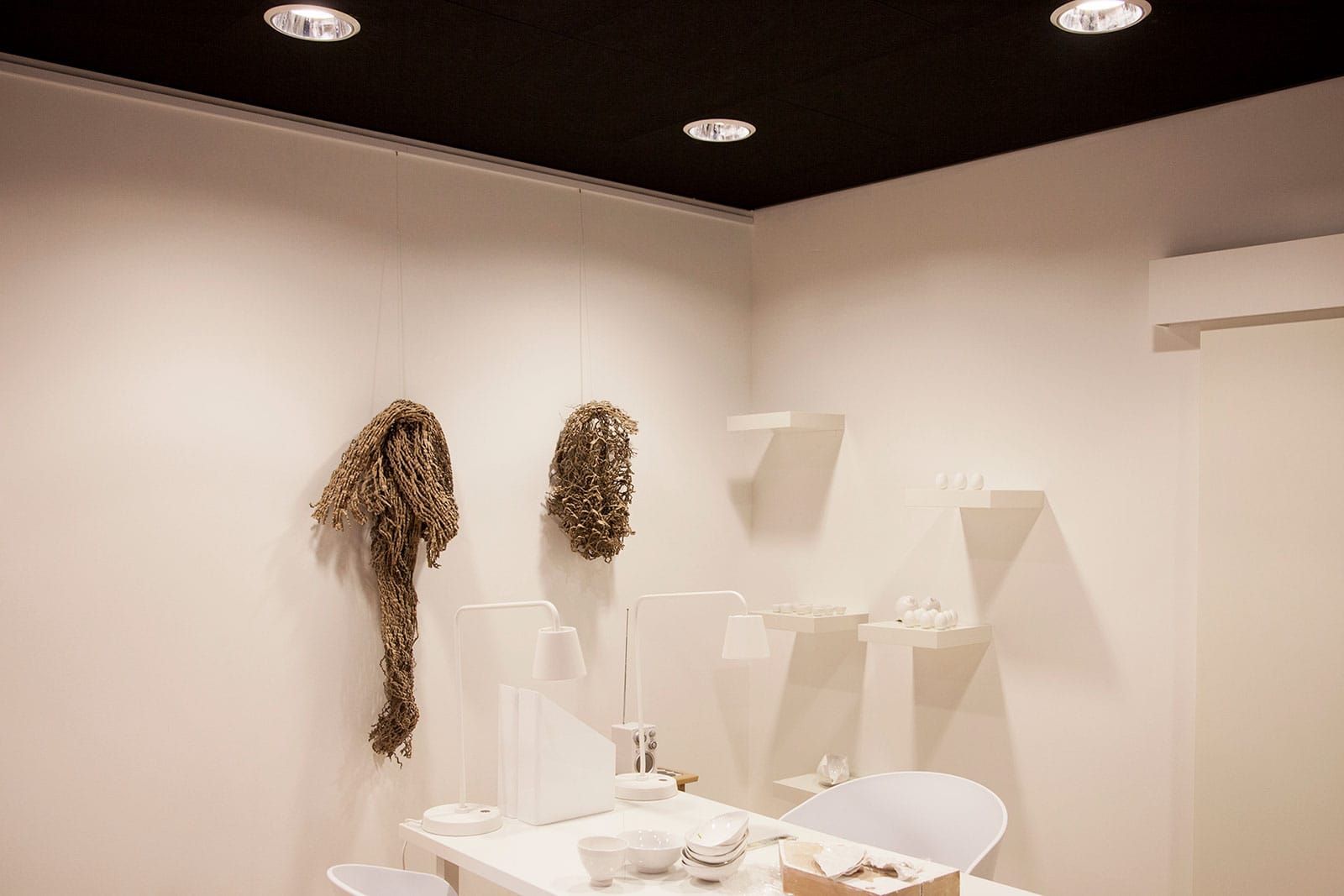 ripustuskiskoon ripustettuja koristeita