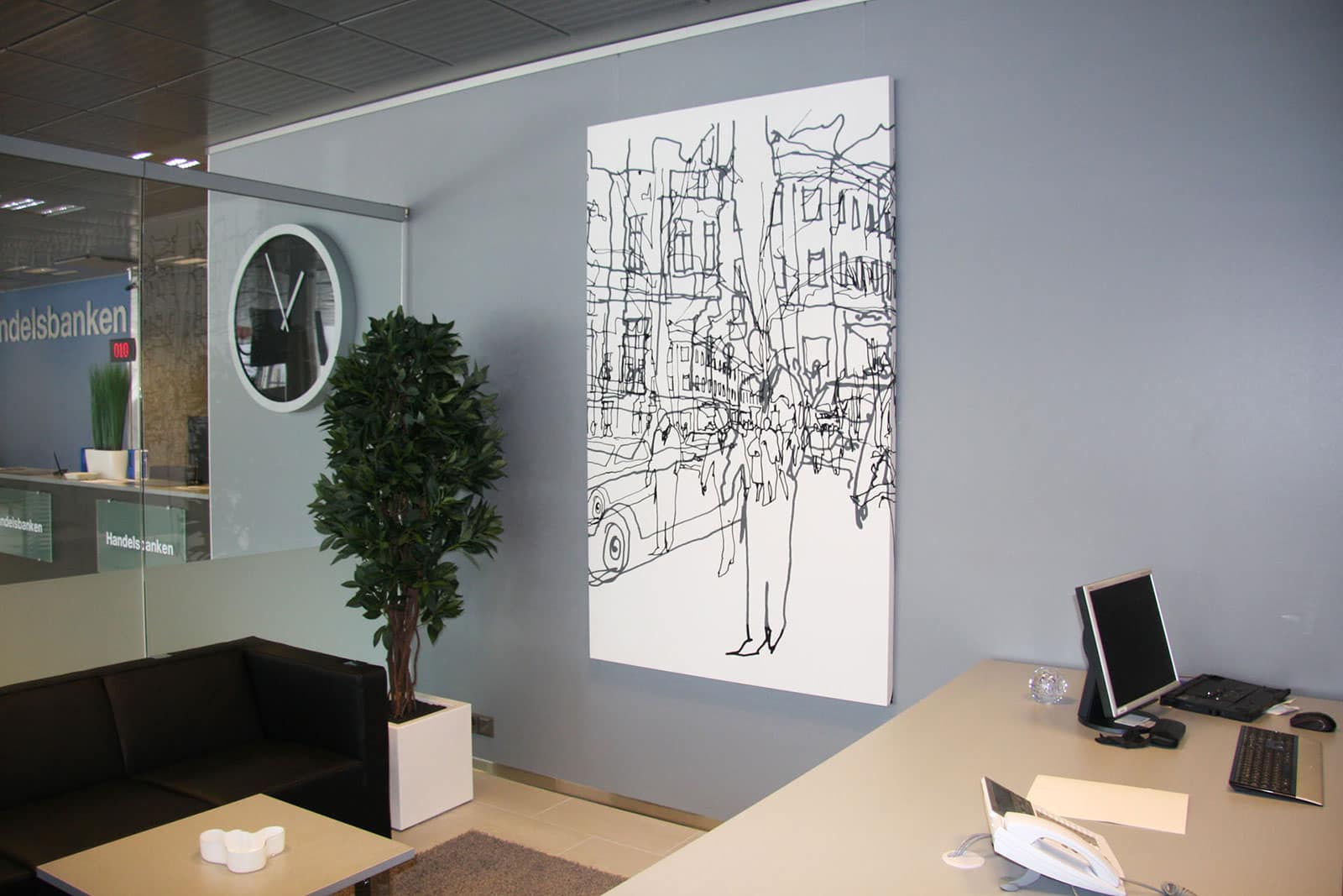 Hyssny Shape akustiikkataulu toimistossa ripustuskiskoon ripustettuna