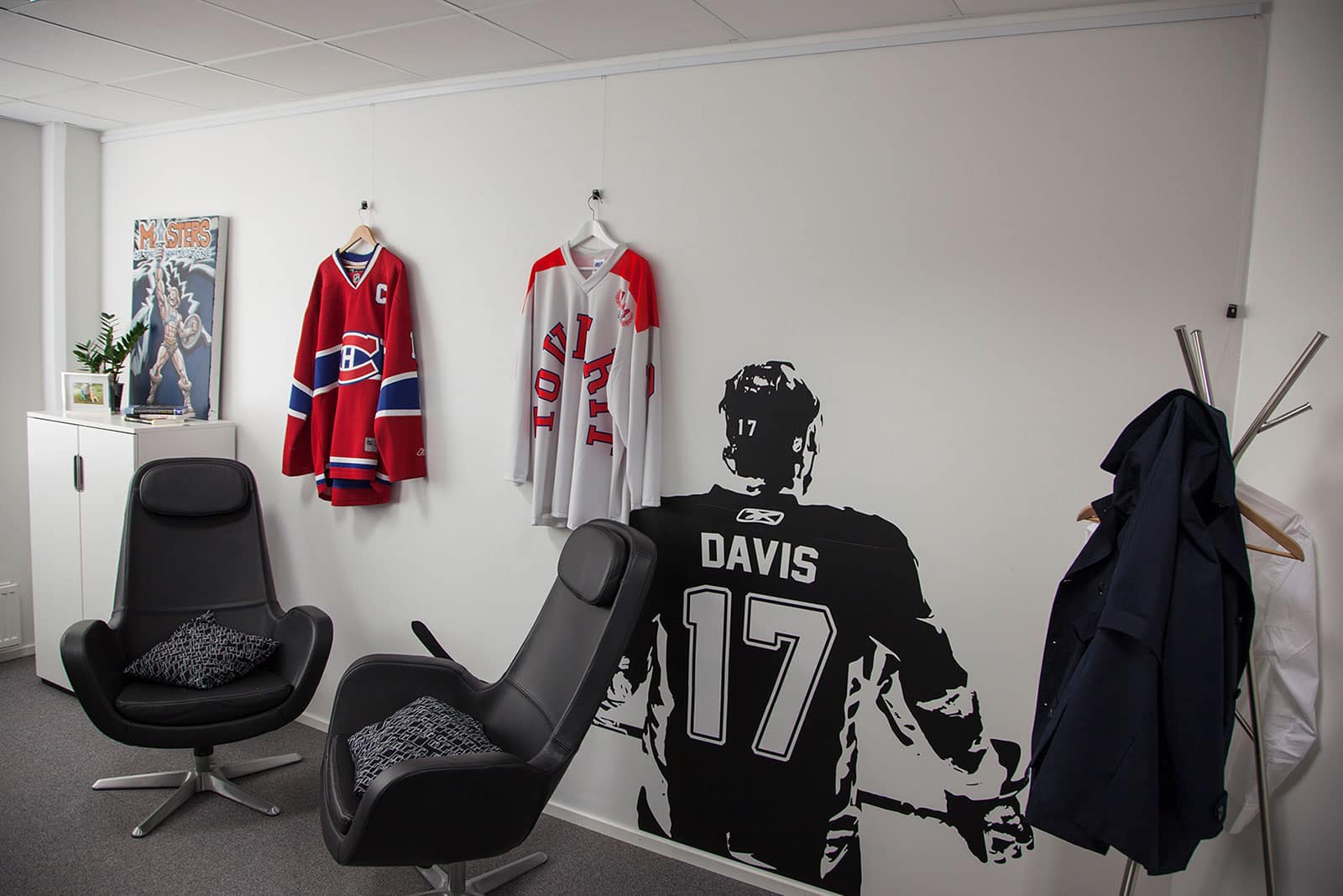 ripustuskiskoon ripustettuja pelipaitoja